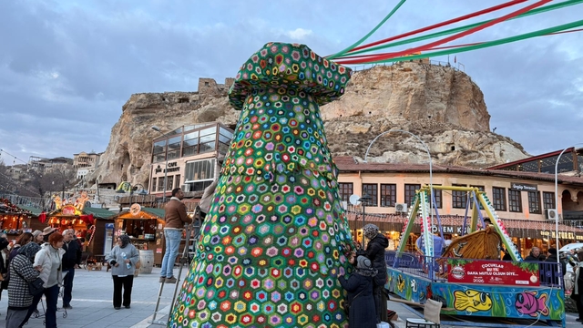 Kapadokya'da profilden yapılan peribacası maketine 2 bin 500 parçadan oluşan örgü motif giydirildi