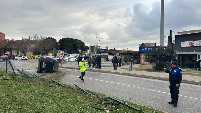 Çanakkale'de devrilen hafif ticari aracın sürücüsü yaralandı