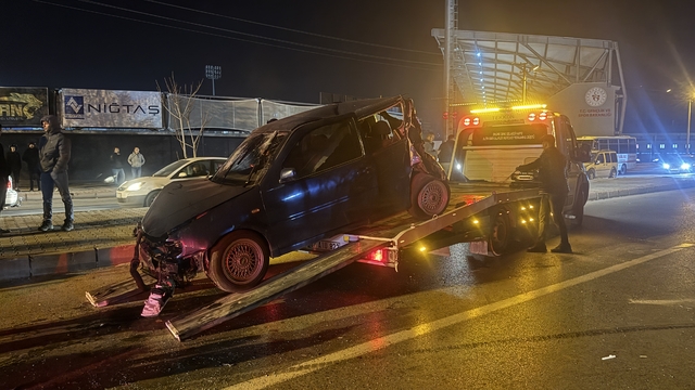 Niğde'de işçi servisi ile otomobilin çarpıştığı kazada 11 kişi yaralandı
