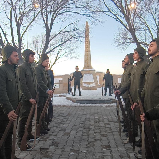Sarıkamış şehitleri için sıfırın altında 10 derecede saygı nöbeti