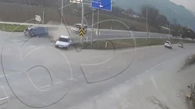 Kırmızı ışıkta bekleyen otomobile arkadan otomobil çarptı: Kaza anı kamerada