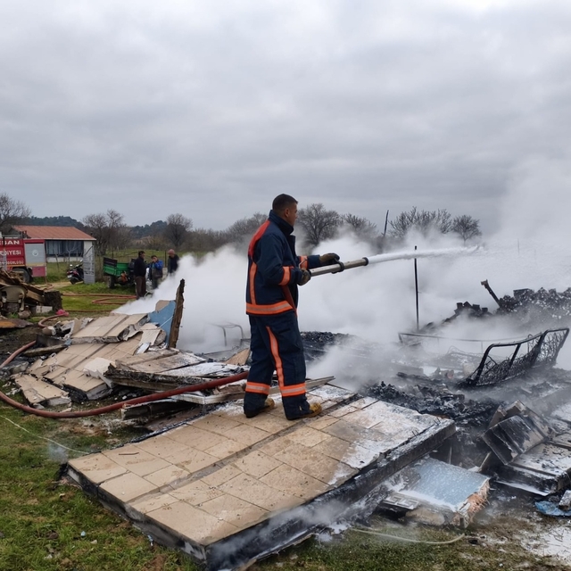 Edirne'de iki ayrı ilçede çıkan yangında 2 ev kullanılamaz hale geldi