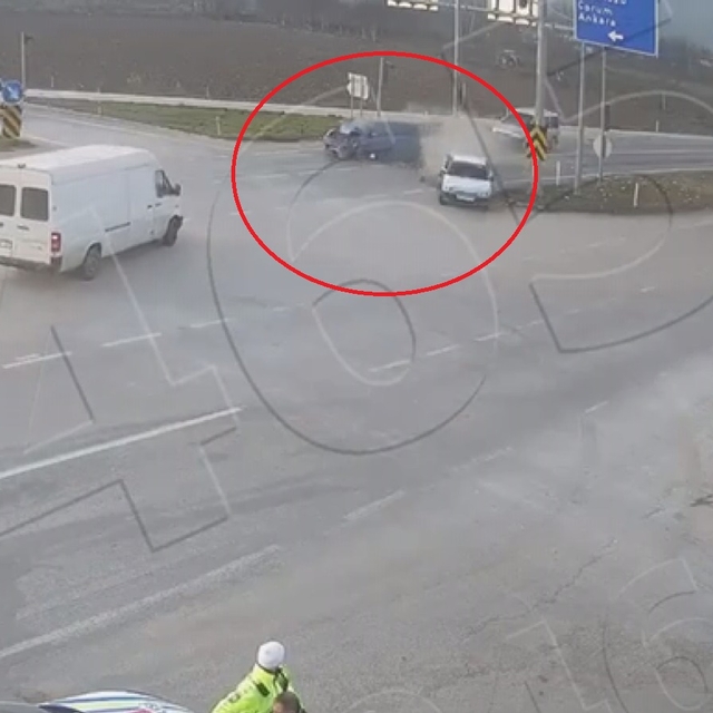 Kırmızı ışıkta bekleyen otomobile arkadan gelen otomobil çarptı; kaza kamer...