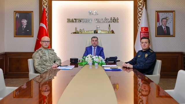 Vali Eldivan, İçişleri Bakanı Yerlikaya başkanlığındaki yeni yıl tedbirleri toplantısına katıldı