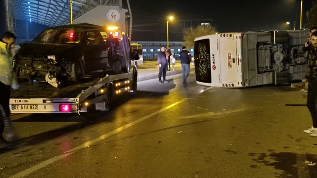 Otomobil ile çarpışan servis midibüsü devrildi; 13 yaralı