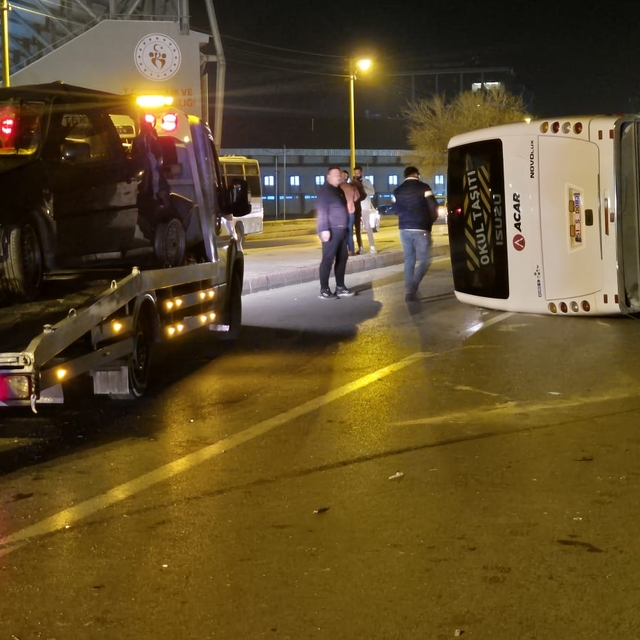Otomobil ile çarpışan servis midibüsü devrildi; 13 yaralı