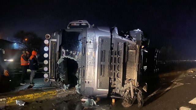 Konya'da otomobile çarpan tırın devrildiği kazada 2 sürücü yaralandı