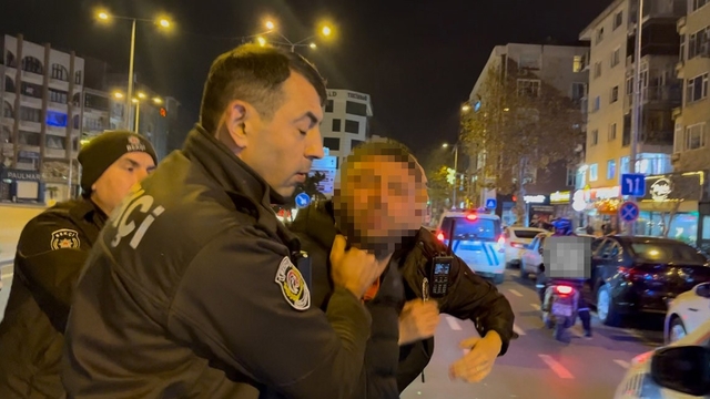 Tartıştığı gencin başında içki şişesini kırdı
Muhabire tükürüp hakaretler savuran saldırgan: "Seyret bak sana dansöz elbisesi giydireceğim"