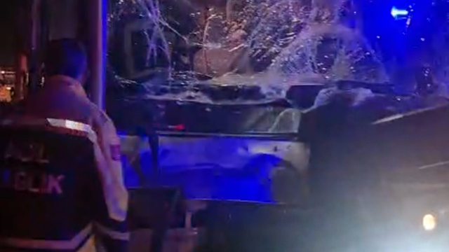 Batman'da midibüs çekiciye çarptı: 11 yaralı