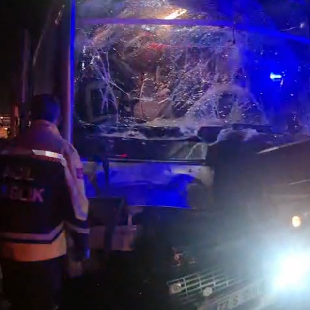 Batman'da midibüs çekiciye çarptı: 11 yaralı