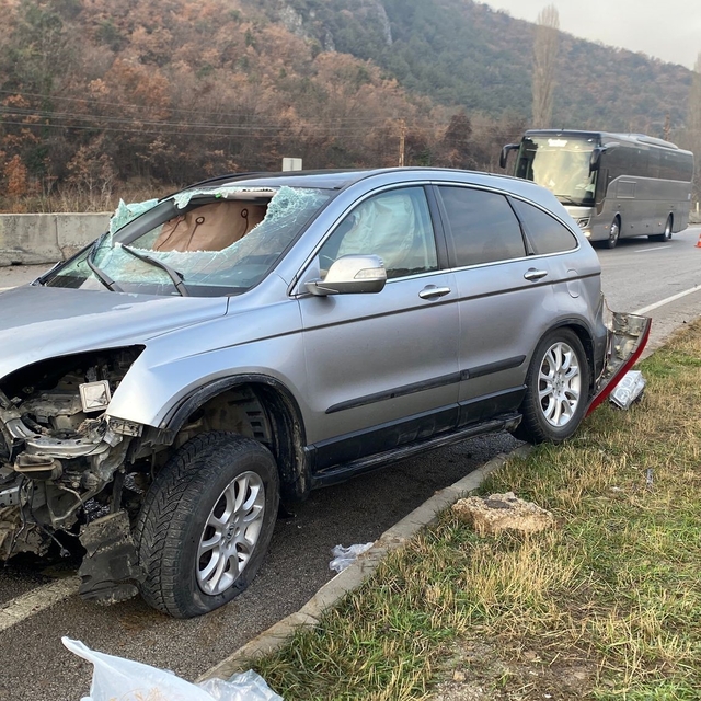 Amasya'da lastiği patlayan otomobil takla attı: 3 yaralı
