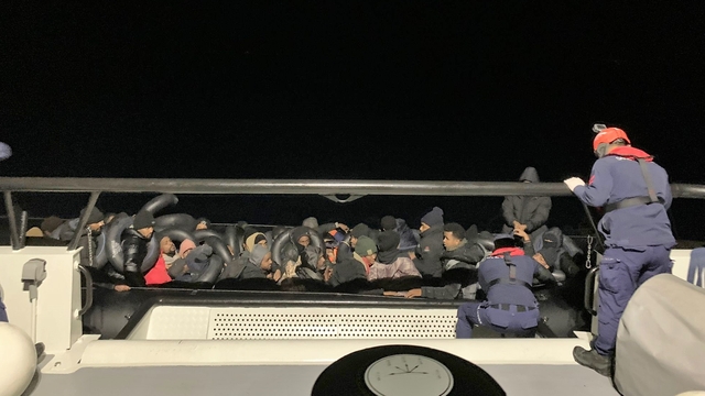 İzmir açıklarında 44 düzensiz göçmen yakalandı, 18 düzensiz göçmen kurtarıldı