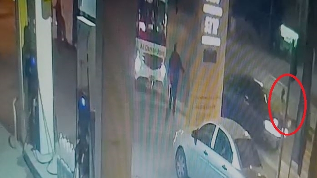 Kayseri'de otomobilin yayaya çarptığı kaza anı kamerada: 2 yaralı