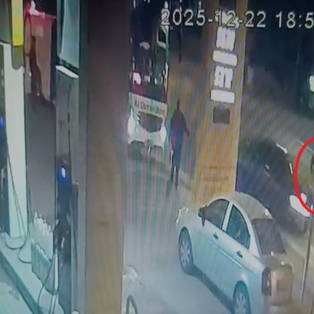 Kayseri'de otomobilin yayaya çarptığı kaza anı kamerada: 2 yaralı