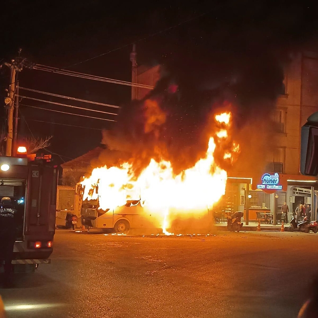 Manisa'da servis otobüsü alev alev yandı