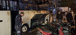 Minibüste çıkan yangın, park halindeki 5 motosiklete de sıçradı