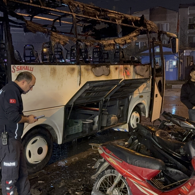 Minibüste çıkan yangın, park halindeki 5 motosiklete de sıçradı