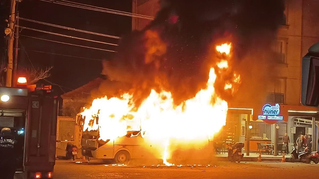 Manisa'da servis otobüsü alev alev yandı