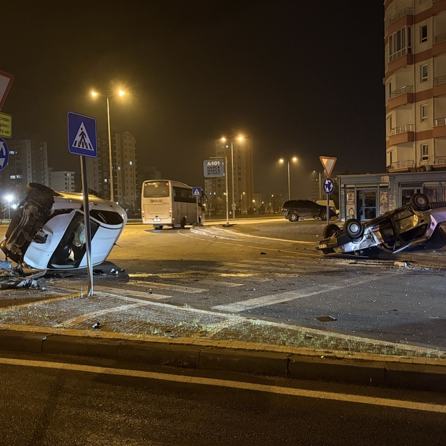 Kavşaktaki kazada otomobillerden biri yan yattı, diğeri takla attı: 2 yaral...