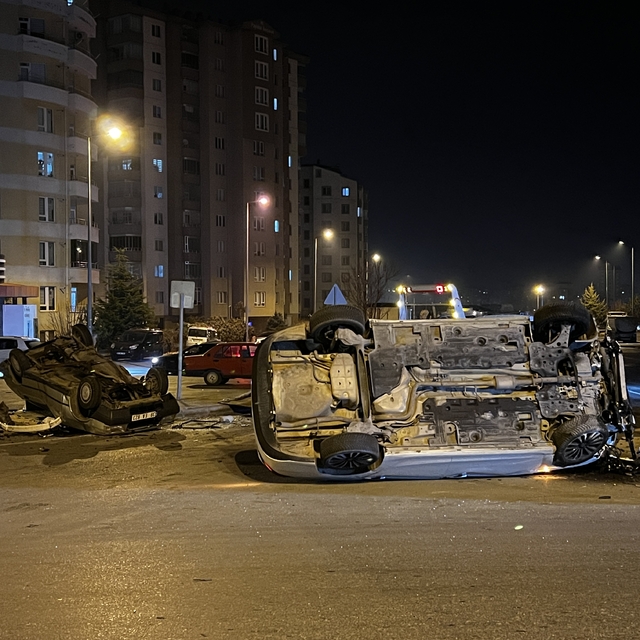 Kayseri'de iki otomobil çarpıştıktan sonra takla attı: 2 yaralı