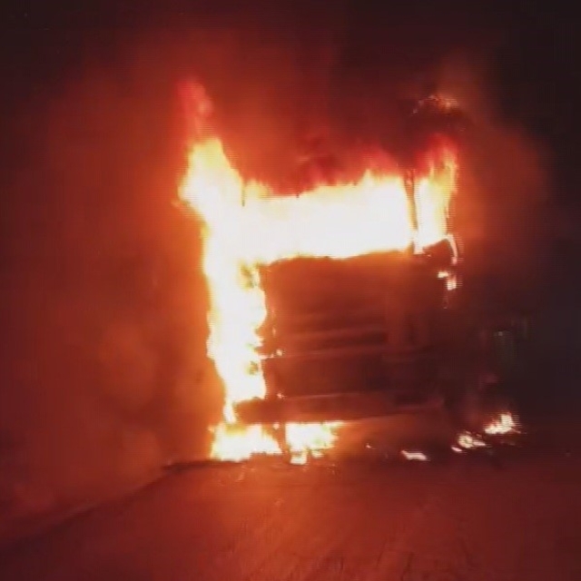 Hatay'da alevlere teslim olan tır kullanılamaz hale geldi