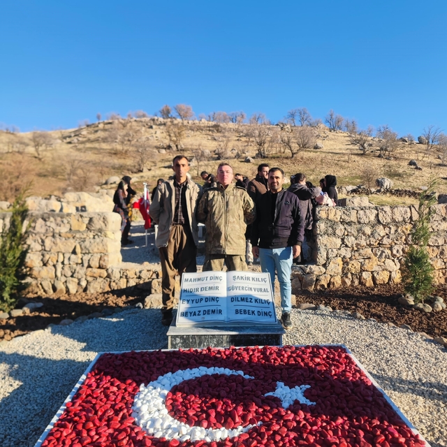 Derecik'te vefa örneği: Şehit mezarlıkları yeniden yapıldı
