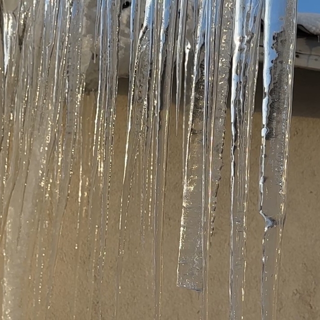 Yüksekova'da dondurucu soğuklar: Buz sarkıtları 3 metreyi aştı