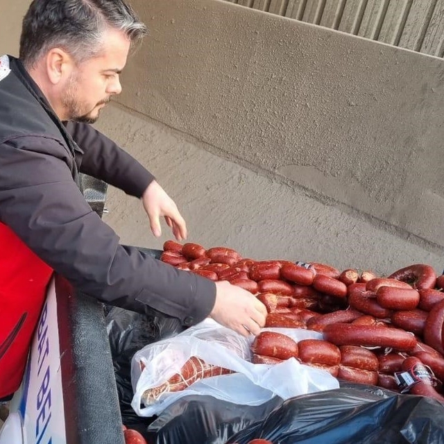 Tarihi geçmiş 850 kilogram sucuk ele geçirildi