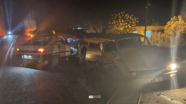 Osmaniye'de iki otomobilin çarpıştığı kazada 1 kişi öldü, 4 kişi yaralandı