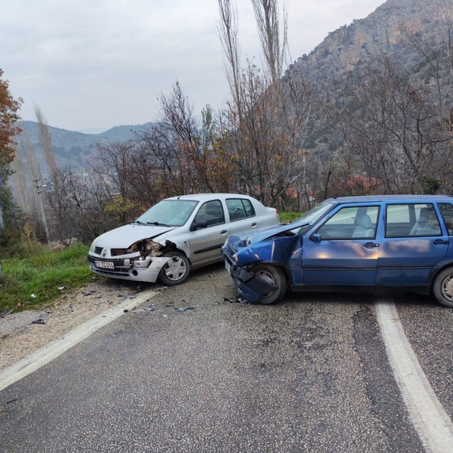 Kontrolden çıkan otomobil karşı yönden gelen otomobile çarptı, 1 yaralı