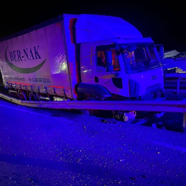 Kontrolden çıkan kamyon orta refüje çarparken, sürücüsü yaralandı