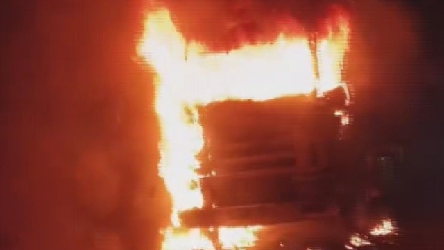 Hatay'da alevlere teslim olan tır kullanılamaz hale geldi