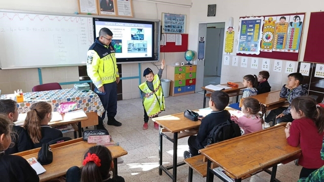 Jandarmadan ilköğretim öğrencilerine trafik semineri