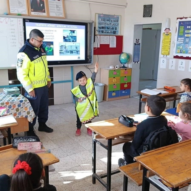Jandarmadan ilköğretim öğrencilerine trafik semineri