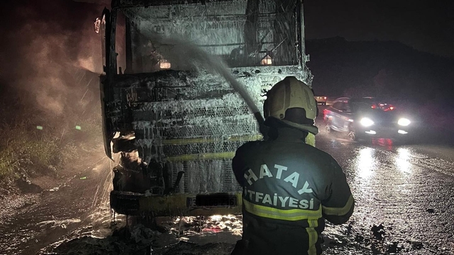 Antakya'da seyir halindeki tırda çıkan yangın söndürüldü