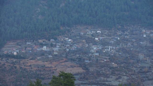 Bu köyde güneş ancak saat 12.30'da görülebiliyor
Karaman'da kutupları aratmayan köyde 2 ay boyunca vatandaşlar gün boyu güneşi sadece 3 saat görüyor