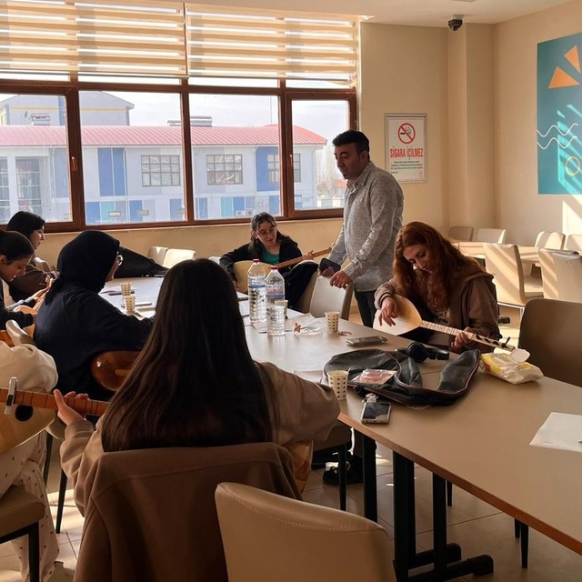 Yurttaki kız öğrenciler bağlama çalmayı öğreniyor