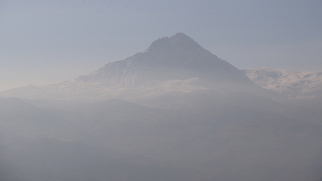 Iğdır'da Tekelti Dağı sisler arasında görüntülendi