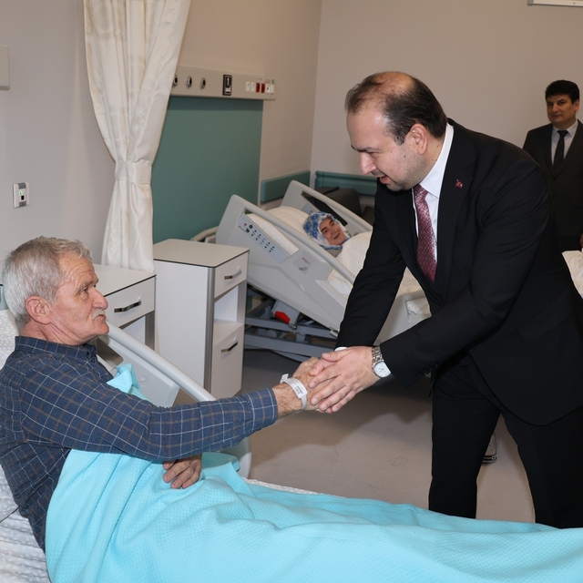 Aydın İl Sağlık Müdürü Şenkul, hastanenin ilk yatan hastaları ile bir araya...