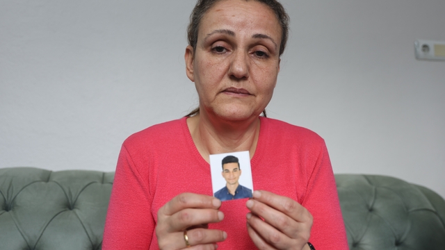 Birleşik Arap Emirlikleri'nde mahkum edilen genç kaptanın annesi 'sesine hasret kaldım' dediği evladından gelecek umutlu haberi bekliyor
Çalıştığı geminin çapası denizin altındaki fiber kablolara kazara zarar veren genç kaptan 2 aydır BAE'de mahkum