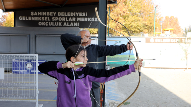 Tarih dizilerinden etkilenen baba-kız, kursta ok atmayı öğreniyor