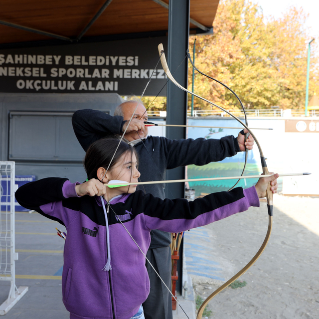 Tarih dizilerinden etkilenen baba-kız, kursta ok atmayı öğreniyor