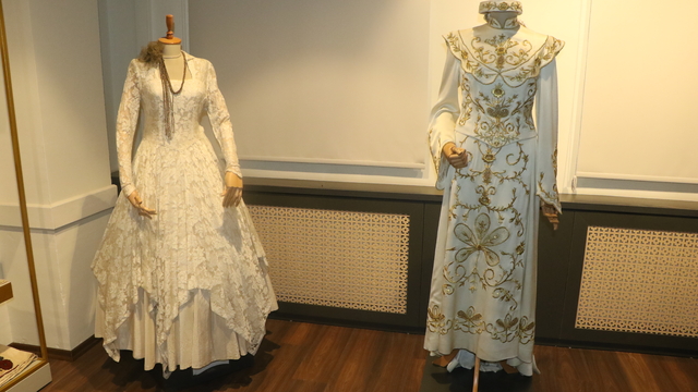 100 yıllık gelinlikler, 200 yıllık binada sergileniyor