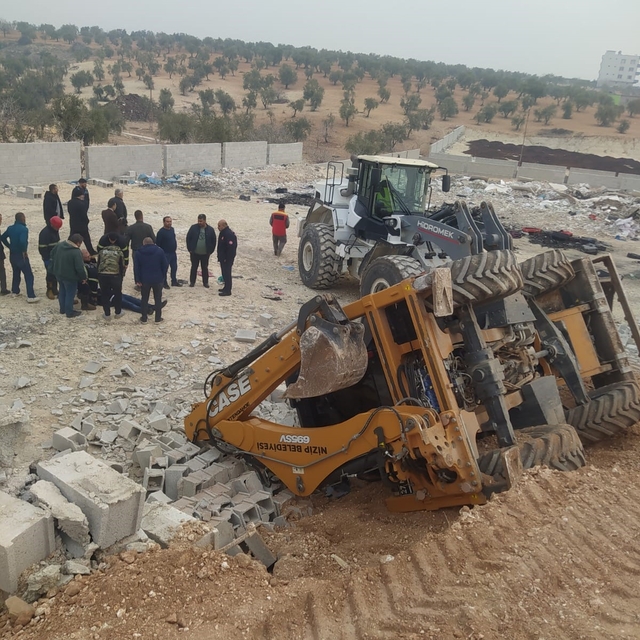 Çalışma sırasında yol çöktü, devrilen kepçenin operatörü yaralandı
