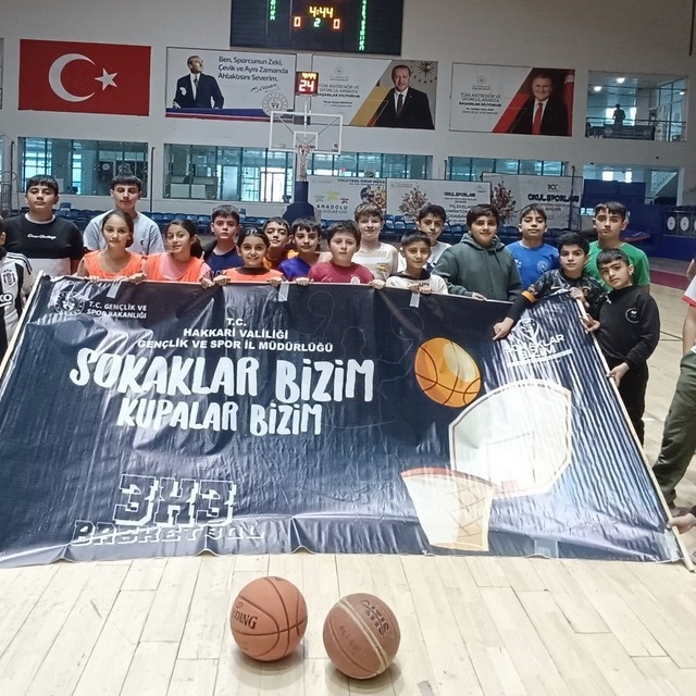Sokak basketbolu Hakkâri'de nefes kesti