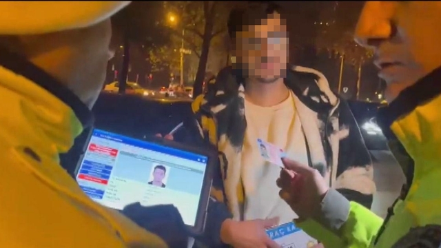 Trafik polisine arkadaşının ehliyetini verdi, 'benim eski fotoğrafım' dedi