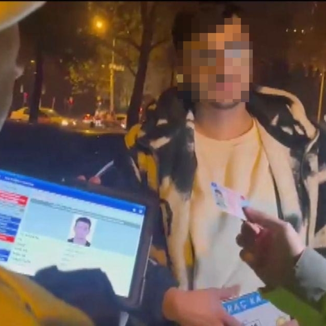 Trafik polisine arkadaşının ehliyetini verdi, 'benim eski fotoğrafım' dedi