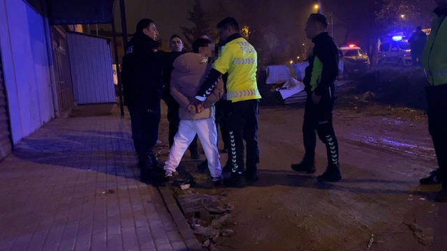 Motosiklet sürücüsü hem ehliyetsiz hem alkollü çıktı
Arkada oturan arkadaşıyla birlikte polise direnince karakolluk oldu