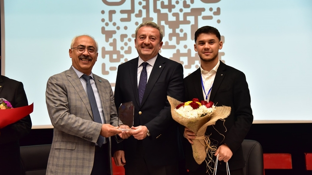 Galatasaraylı yönetici İbrahim Hatipoğlu'ndan gençlere kariyer nasihati
"İşte Mühendis" kariyer buluşmasında gençler sektörle bir araya getirdi