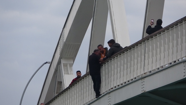 7. kez intihar girişiminde bulundu
Boynunda ip, elinde bıçakla 5 yıl sonra yeniden köprüye çıktı, polis tarafından ikna edildi